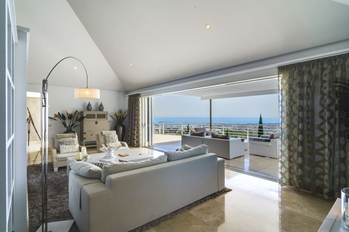 Casa de 5 Dormitorios y 5 Baños en venta en El Madroñal, Benahavís