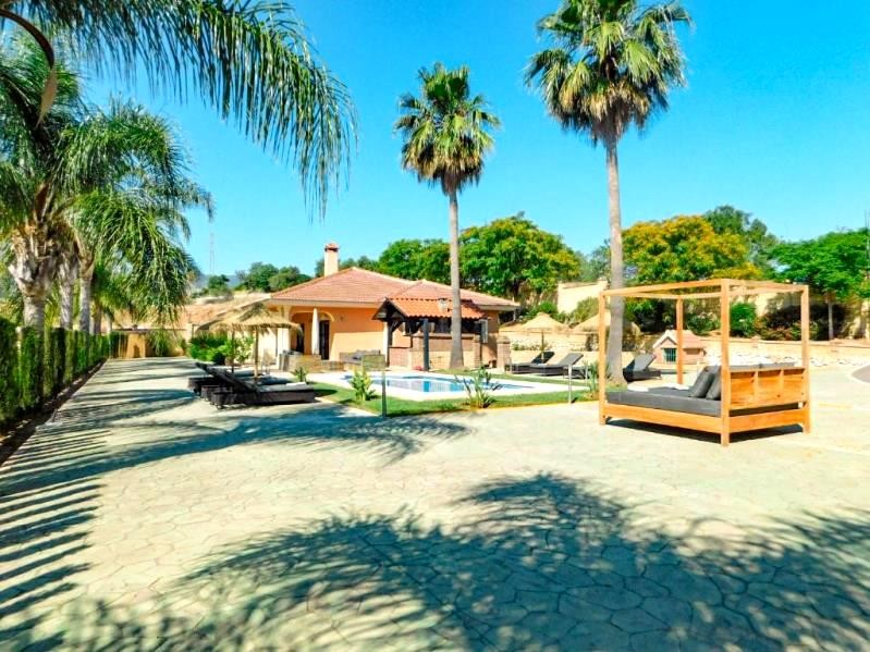 Casa de 6 Dormitorios y 4 Baños en alquiler vacacional en Málaga