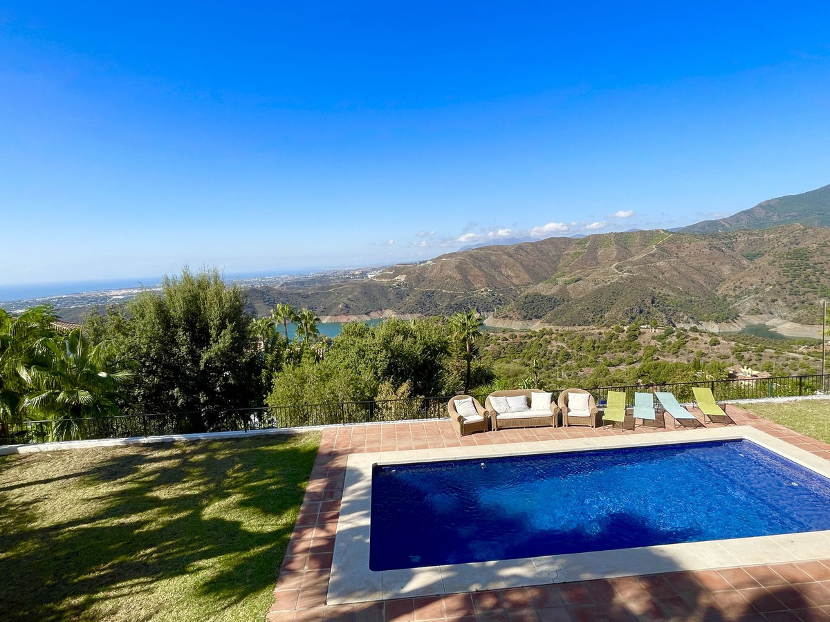 Casa de 6 Dormitorios y 6 Baños en venta en Istán