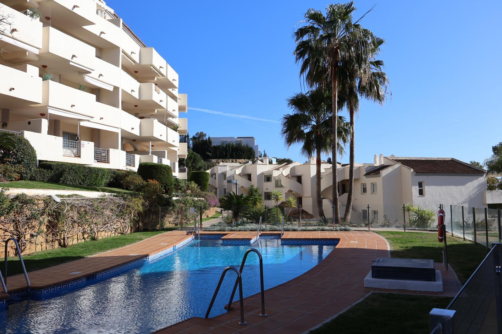 Piso de 2 Dormitorios en alquiler en Elviria, Marbella