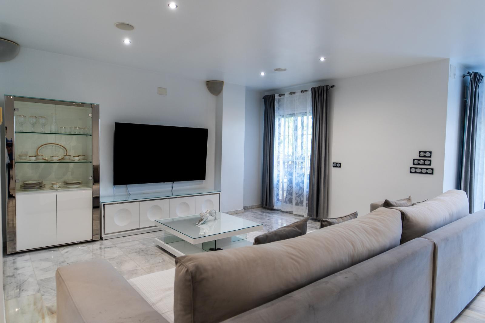 Casa de 4 Dormitorios y 5 Baños en venta en Las Chapas, Marbella