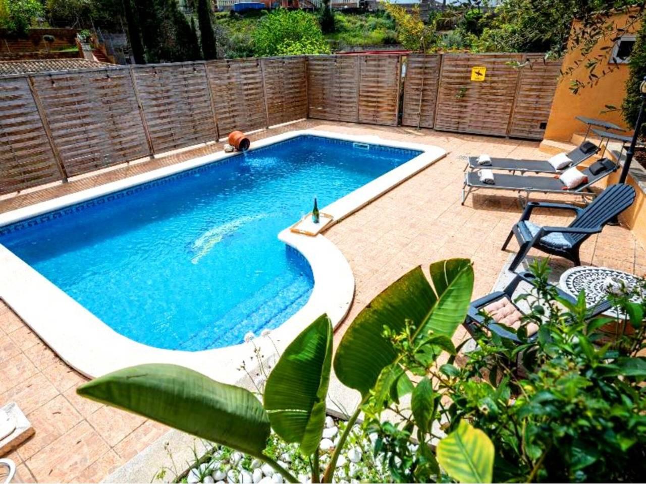 Casa Adosada de 3 Dormitorios en alquiler vacacional en Castellet i La Gornal