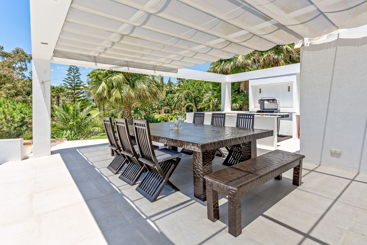 Casa de 7 Dormitorios y 7 Baños en venta en Las Chapas, Marbella