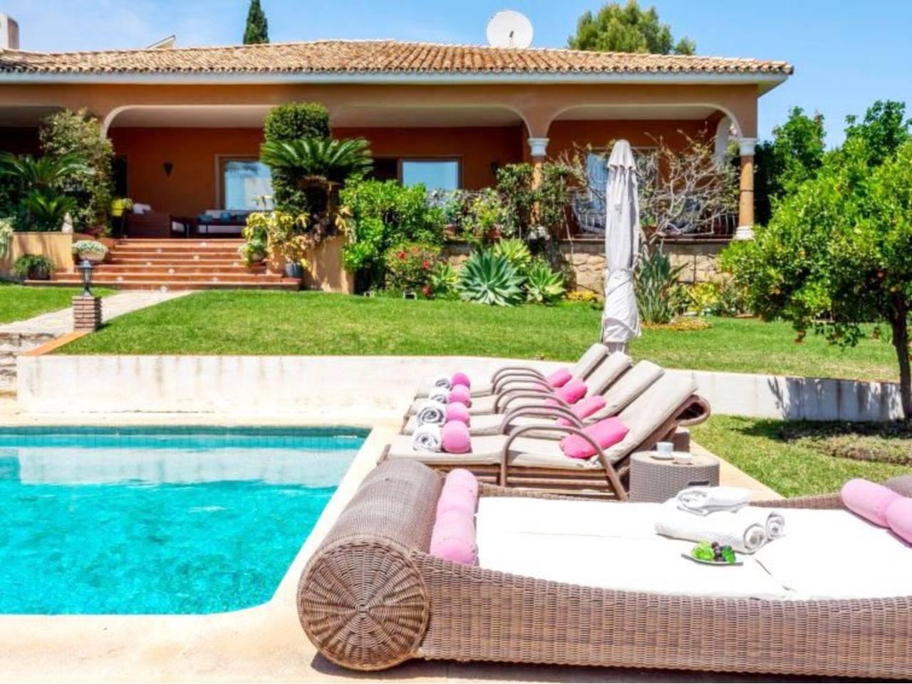 4 Bed - Townhouse Holiday Rental in Benahavis Pueblo