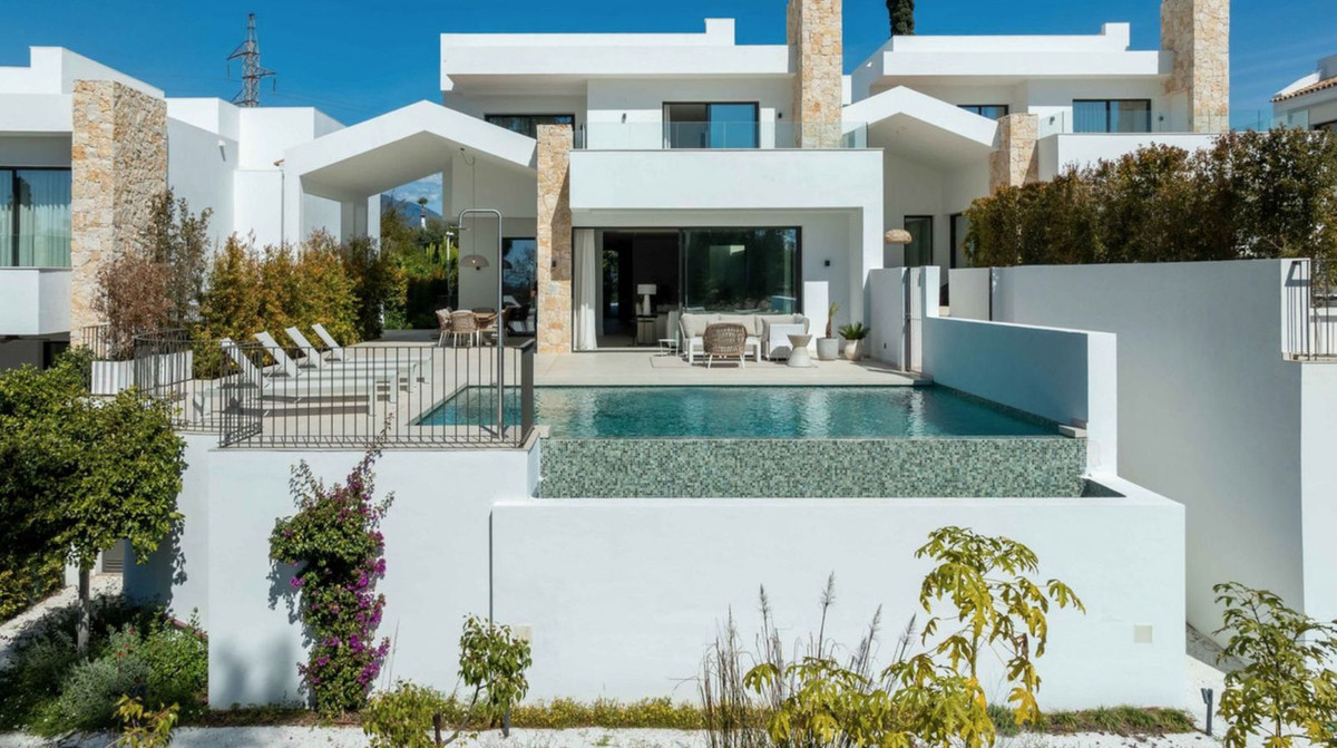 Casa Adosada de 5 Dormitorios y 4 Baños en venta en San Pedro de Alcántara