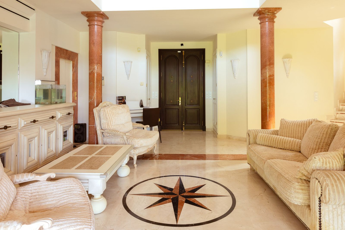 4 Bed - Villa for Sale in Sierra Blanca, Marbella