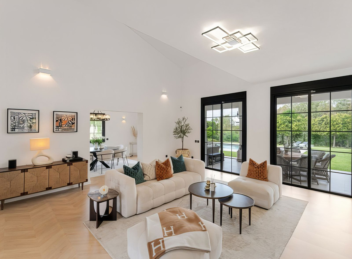 Casa de 6 Dormitorios en venta en Atalaya, Estepona