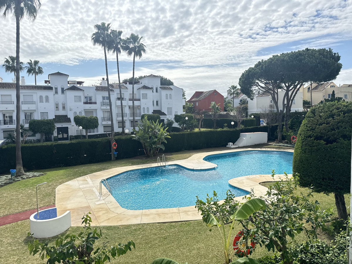 Piso de 3 Dormitorios en venta en Cancelada, Estepona