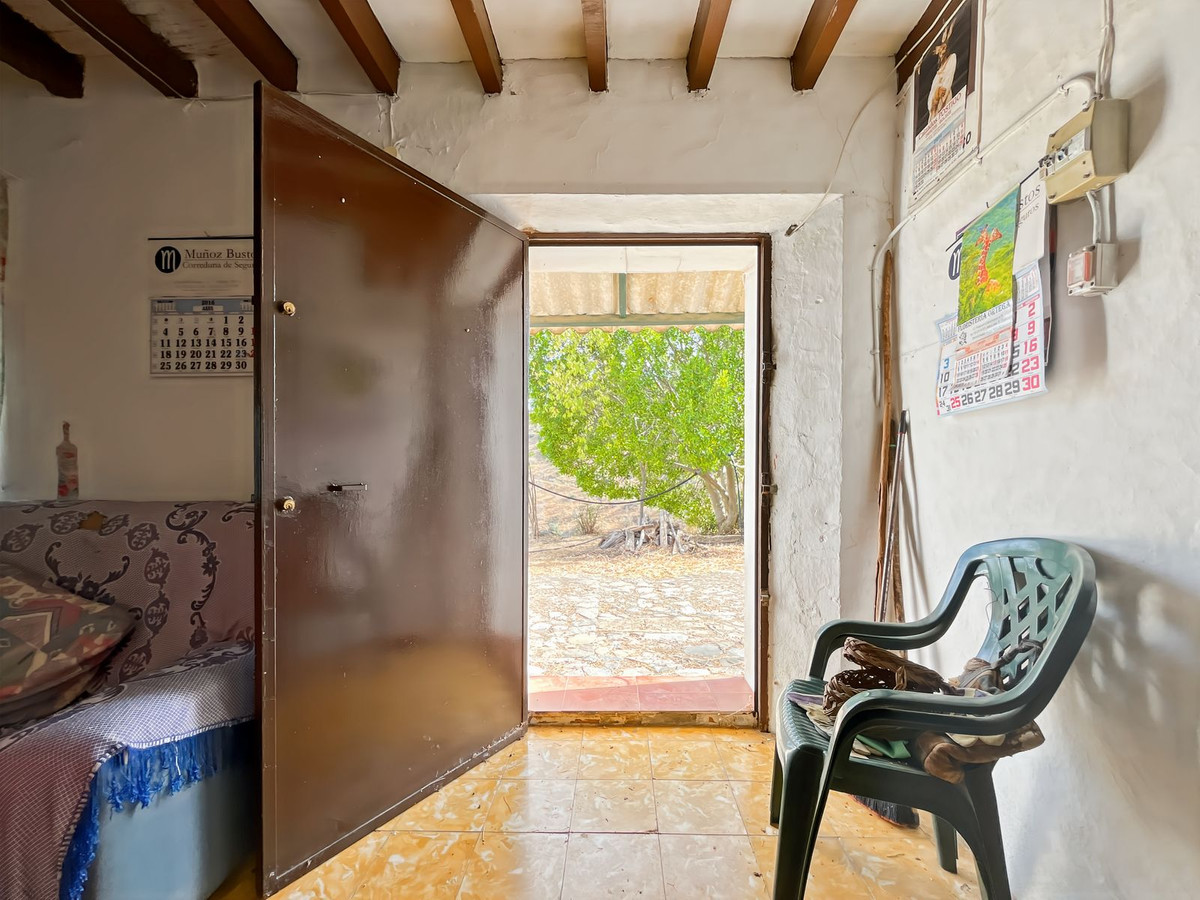 Finca de 5 Dormitorios y 1 Baño en venta en Málaga