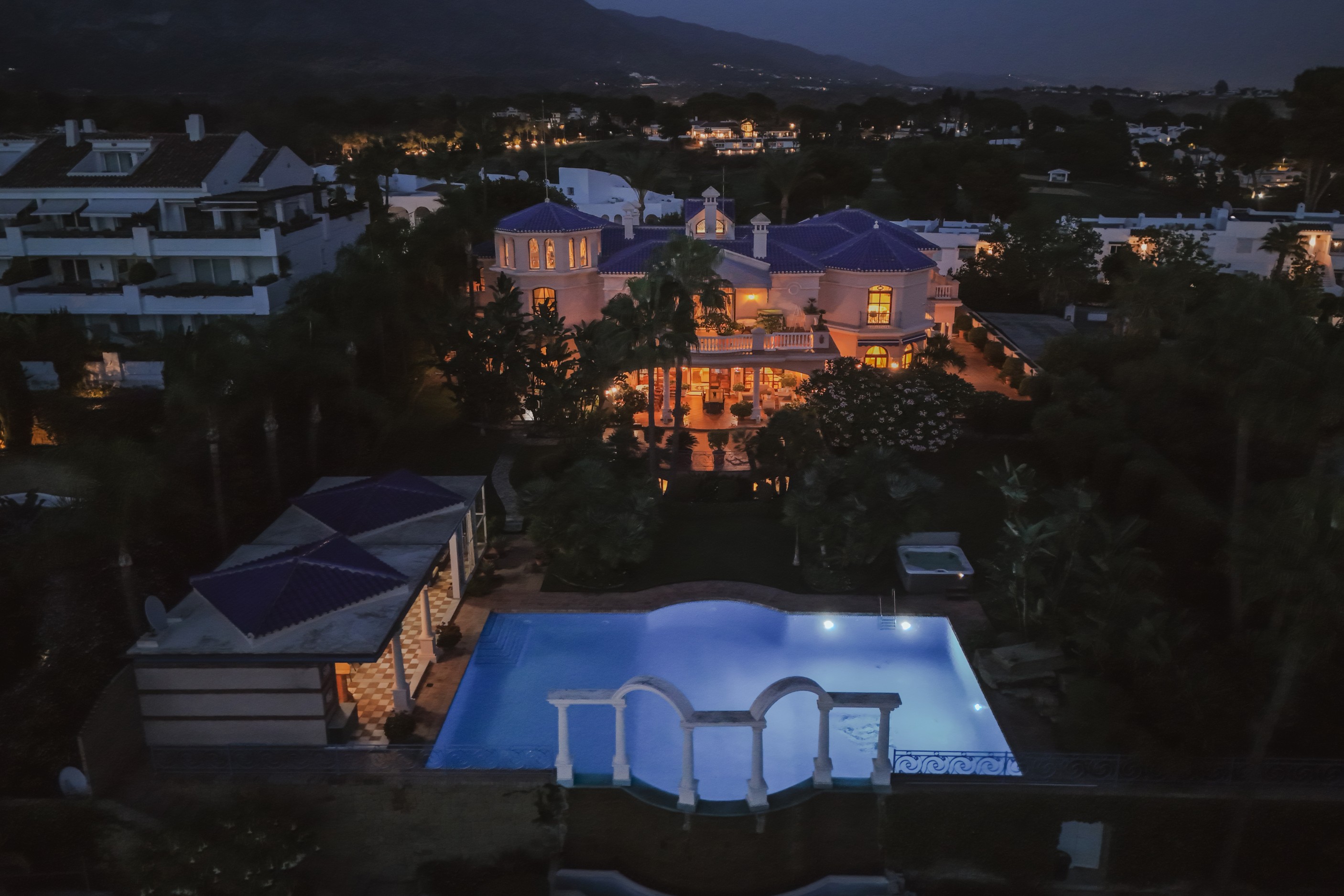 6 спални, 7 бани - Вила за продажба в Nueva Andalucia, Marbella