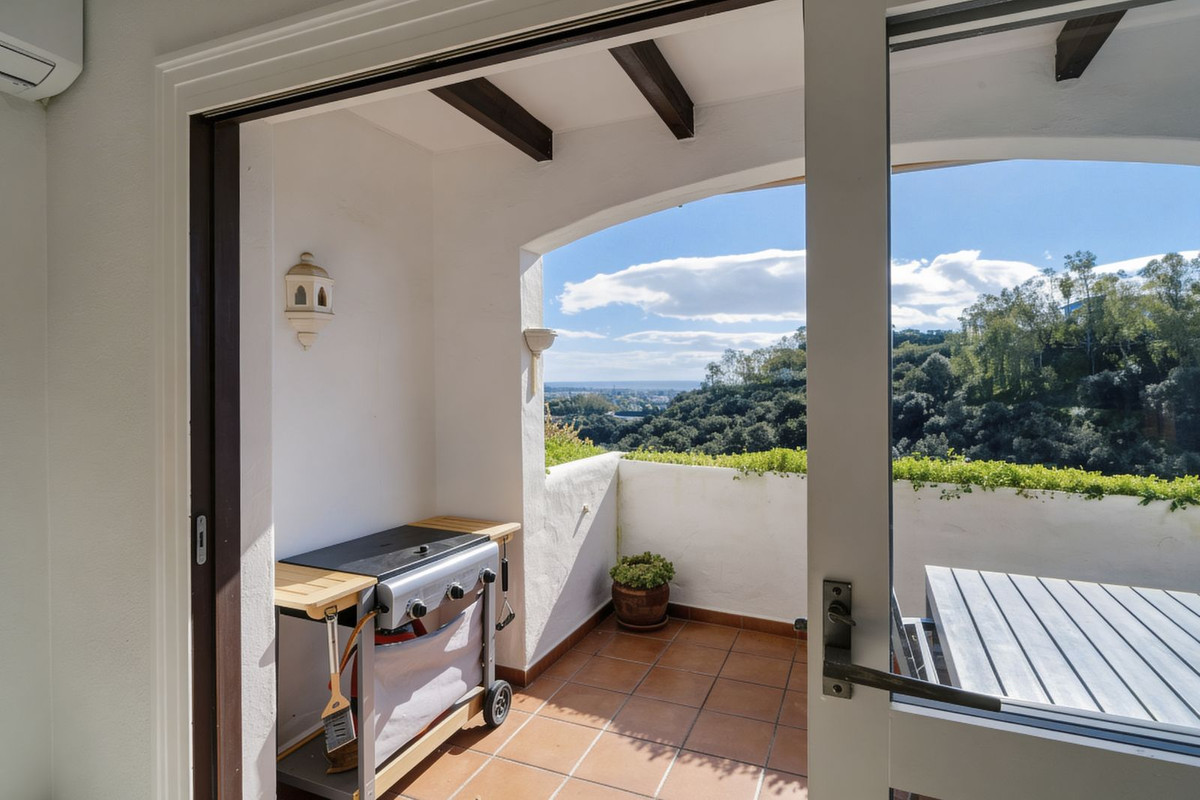 2 спални - Апартамент за продажба в Los Arqueros, Benahavis