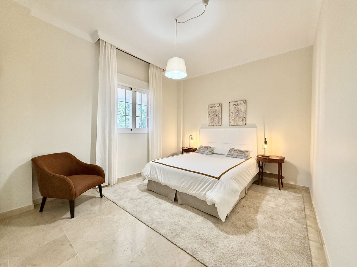 Piso de 2 Dormitorios y 2 Baños en venta en Nueva Andalucía, Marbella