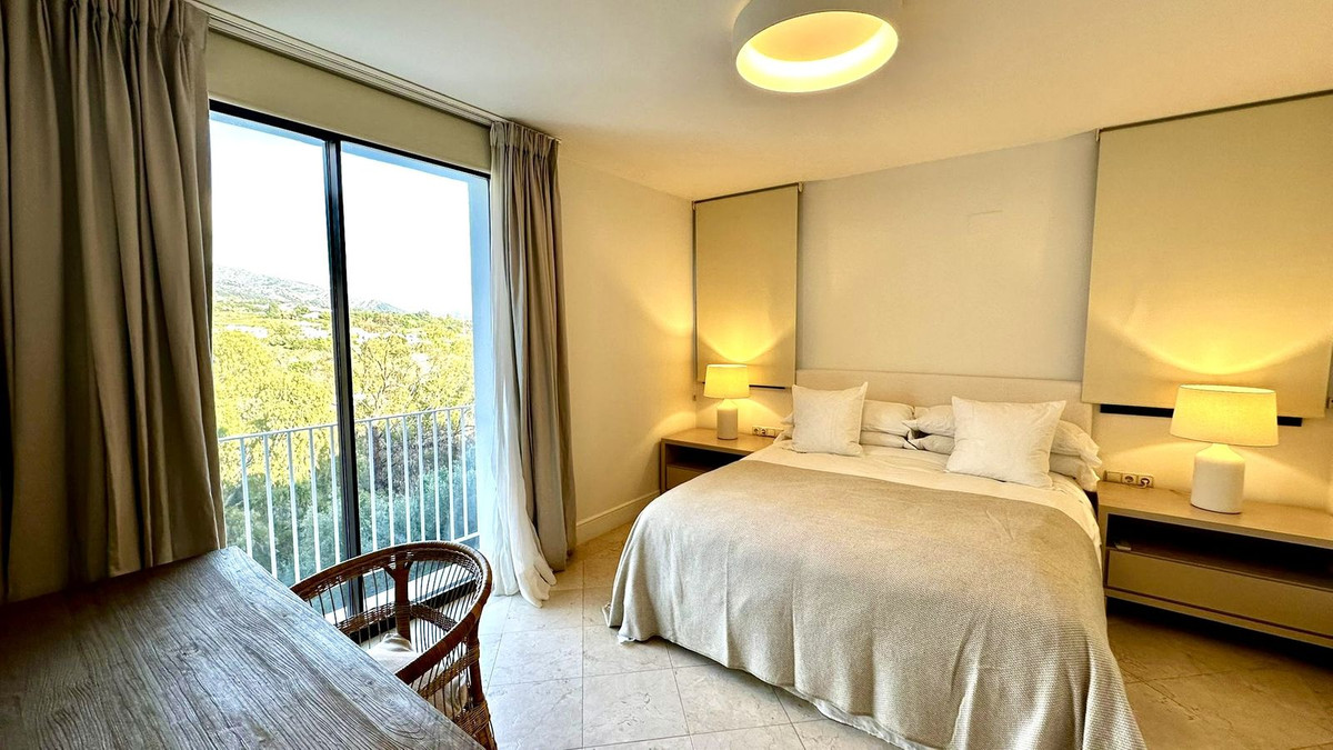 Casa de 5 Dormitorios en alquiler vacacional en Milla de Oro, Marbella