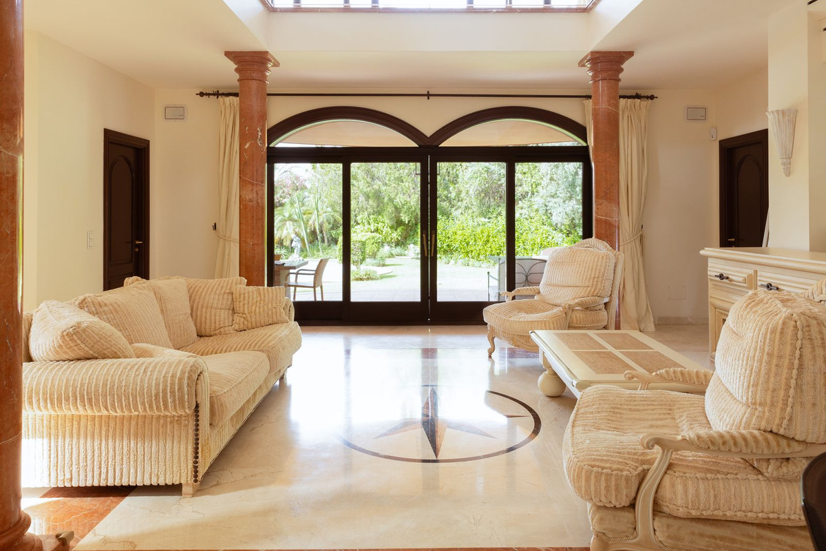 4 Bed - Villa for Sale in Sierra Blanca, Marbella