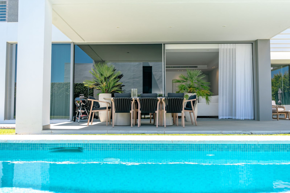 Casa de 4 Dormitorios en alquiler vacacional en Cancelada, Estepona