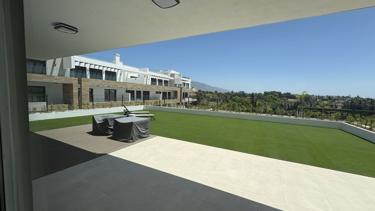 Piso de 3 Dormitorios y 2 Baños en alquiler en Atalaya, Estepona