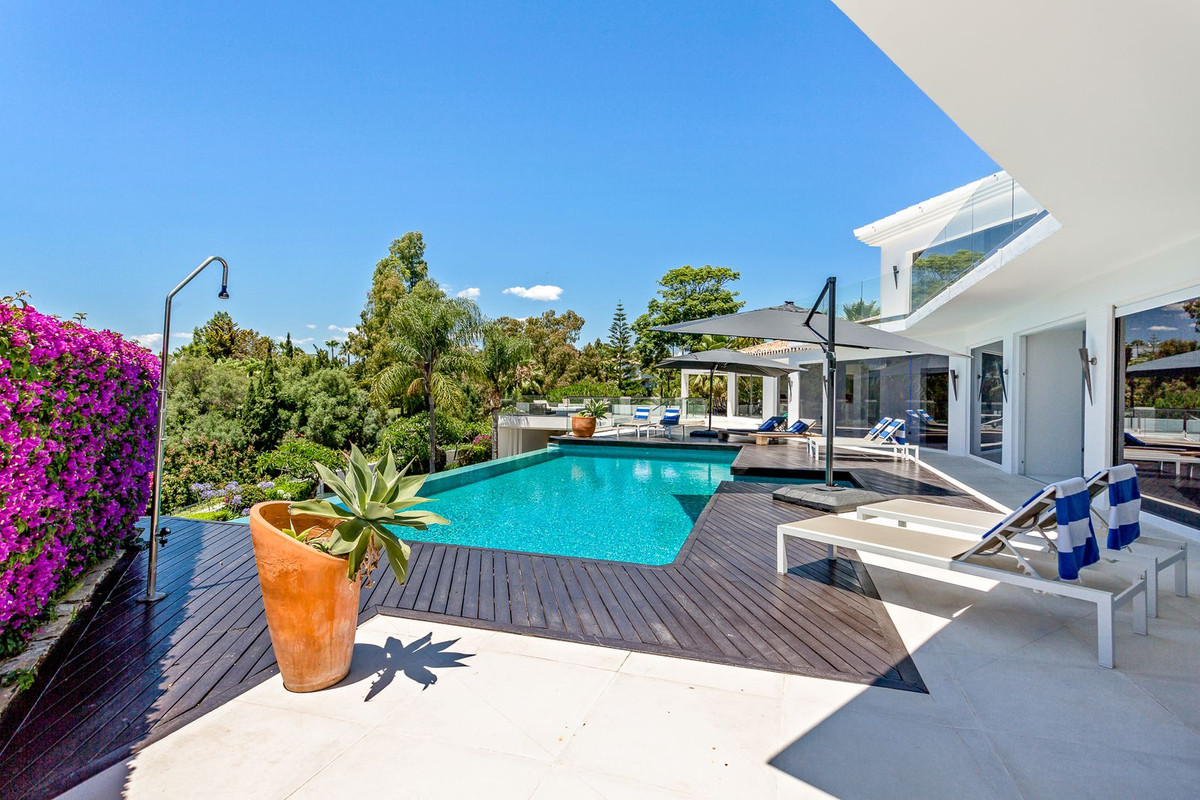 Casa de 7 Dormitorios y 7 Baños en venta en Las Chapas, Marbella