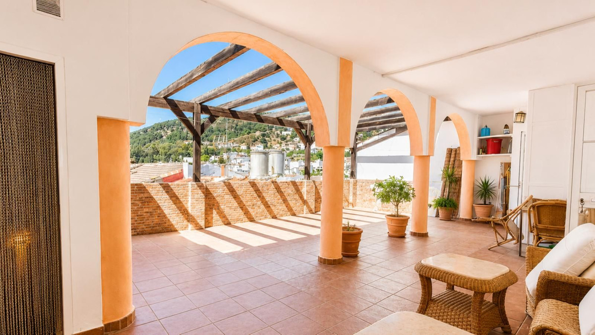 Casa Adosada de 6 Dormitorios en venta en Tolox