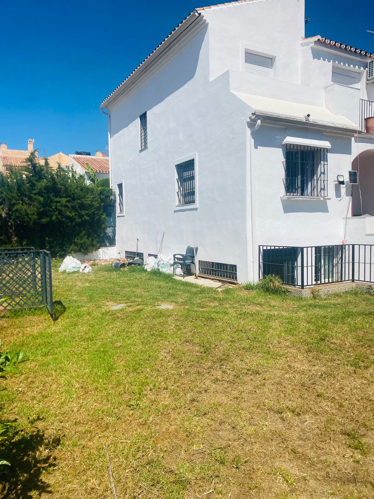 Casa Adosada de 3 Dormitorios en venta en Atalaya, Estepona
