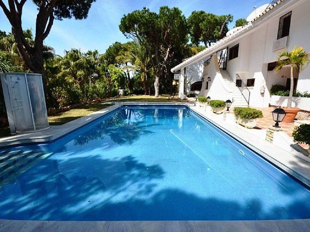 Casa de 6 Dormitorios y 6 Baños en venta en Cabopino, Marbella