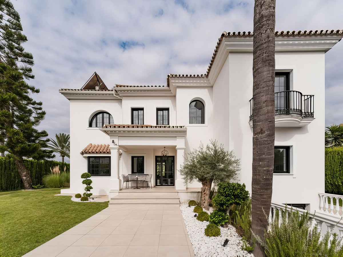 Casa de 6 Dormitorios en venta en Atalaya, Estepona