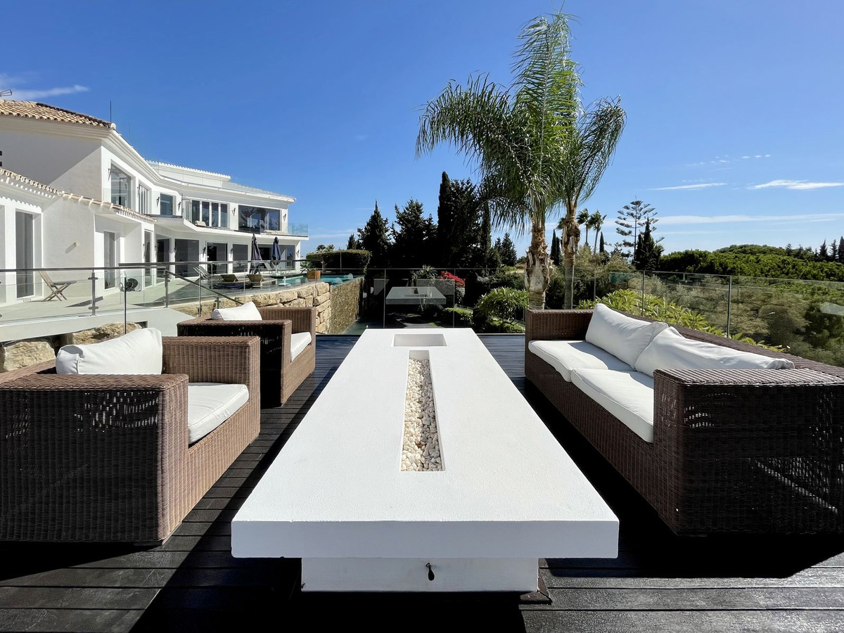 Casa de 7 Dormitorios y 7 Baños en venta en Las Chapas, Marbella