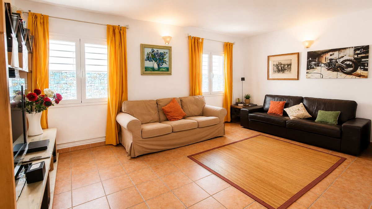 Casa Adosada de 6 Dormitorios en venta en Tolox