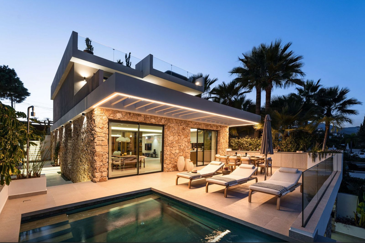 Casa de 5 Dormitorios en venta en Nueva Andalucía, Marbella