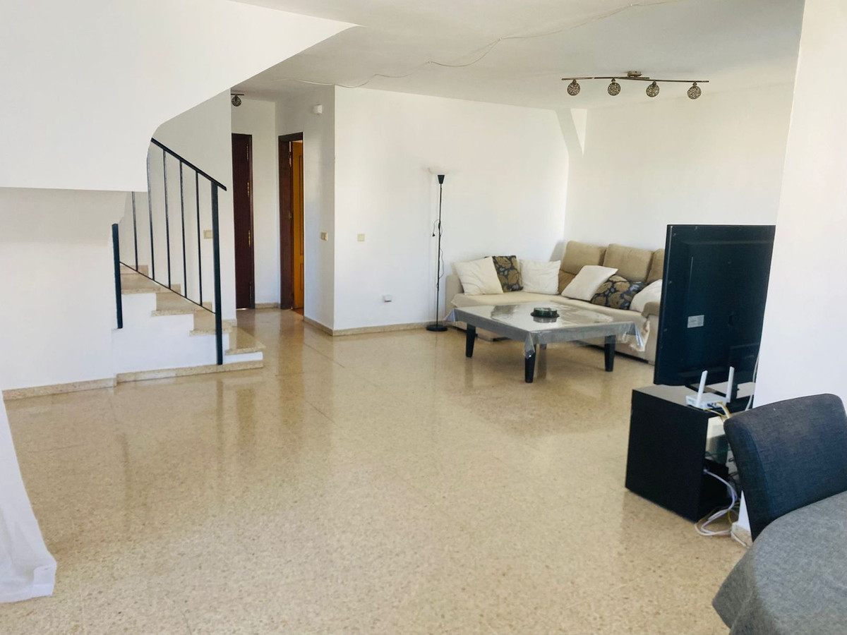 Casa Adosada de 3 Dormitorios en venta en Atalaya, Estepona