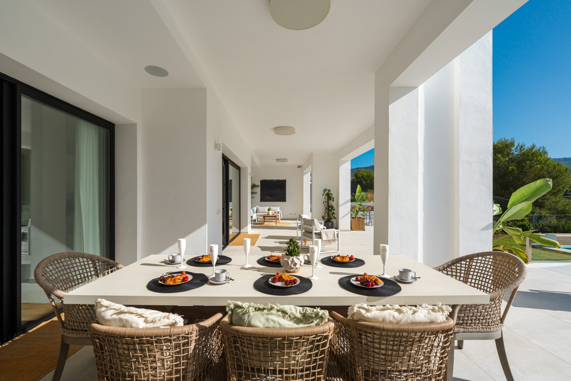Casa de 5 Dormitorios y 6 Baños en venta en Elviria, Marbella