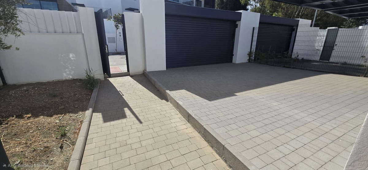 Casa Adosada de 4 Dormitorios en alquiler en Atalaya, Estepona