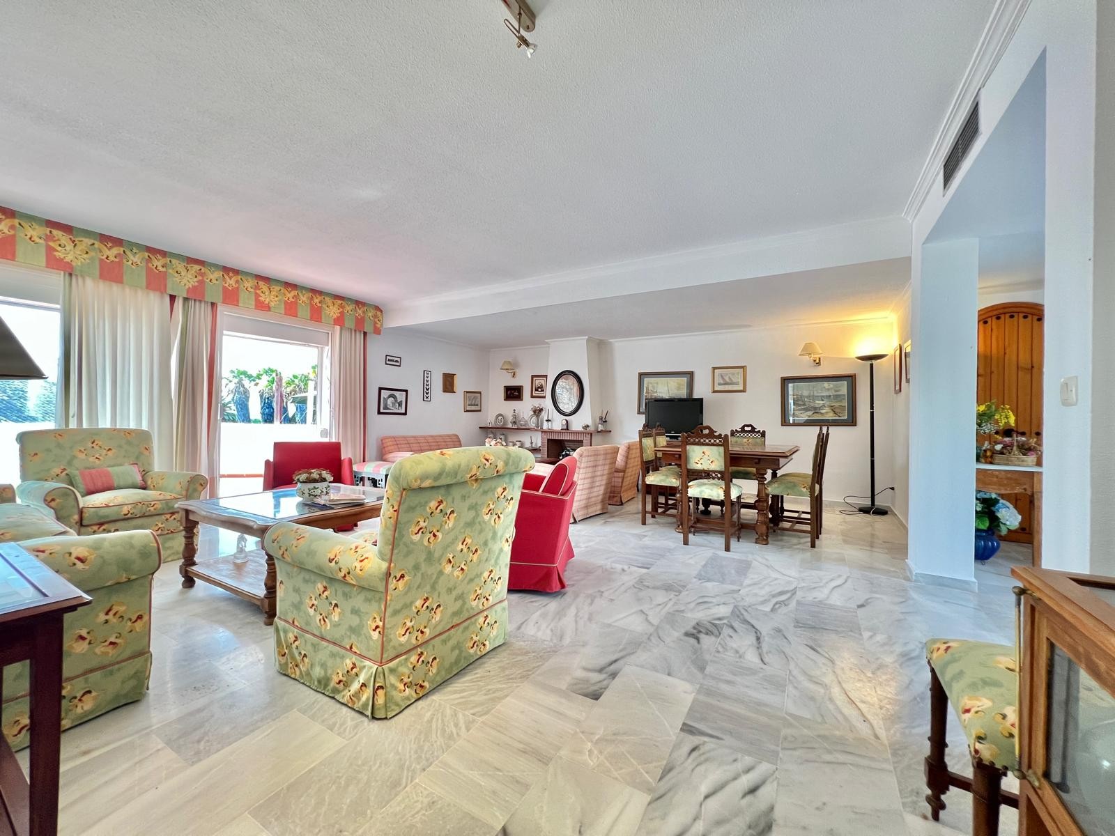 Casa Adosada de 3 Dormitorios y 3 Baños en venta en Nueva Milla de Oro, Estepona