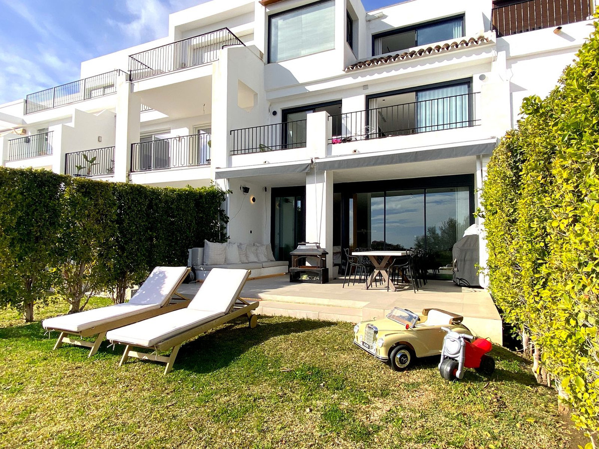 Casa Adosada de 4 Dormitorios en venta en La Quinta, Benahavís