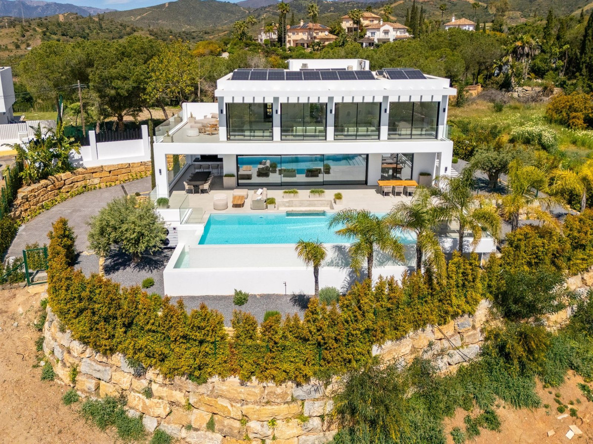Casa de 5 Dormitorios y 6 Baños en venta en Elviria, Marbella
