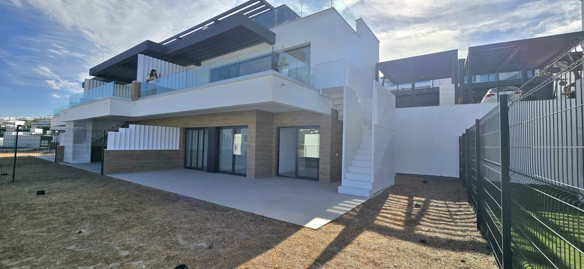 Casa Adosada de 4 Dormitorios en alquiler en Atalaya, Estepona