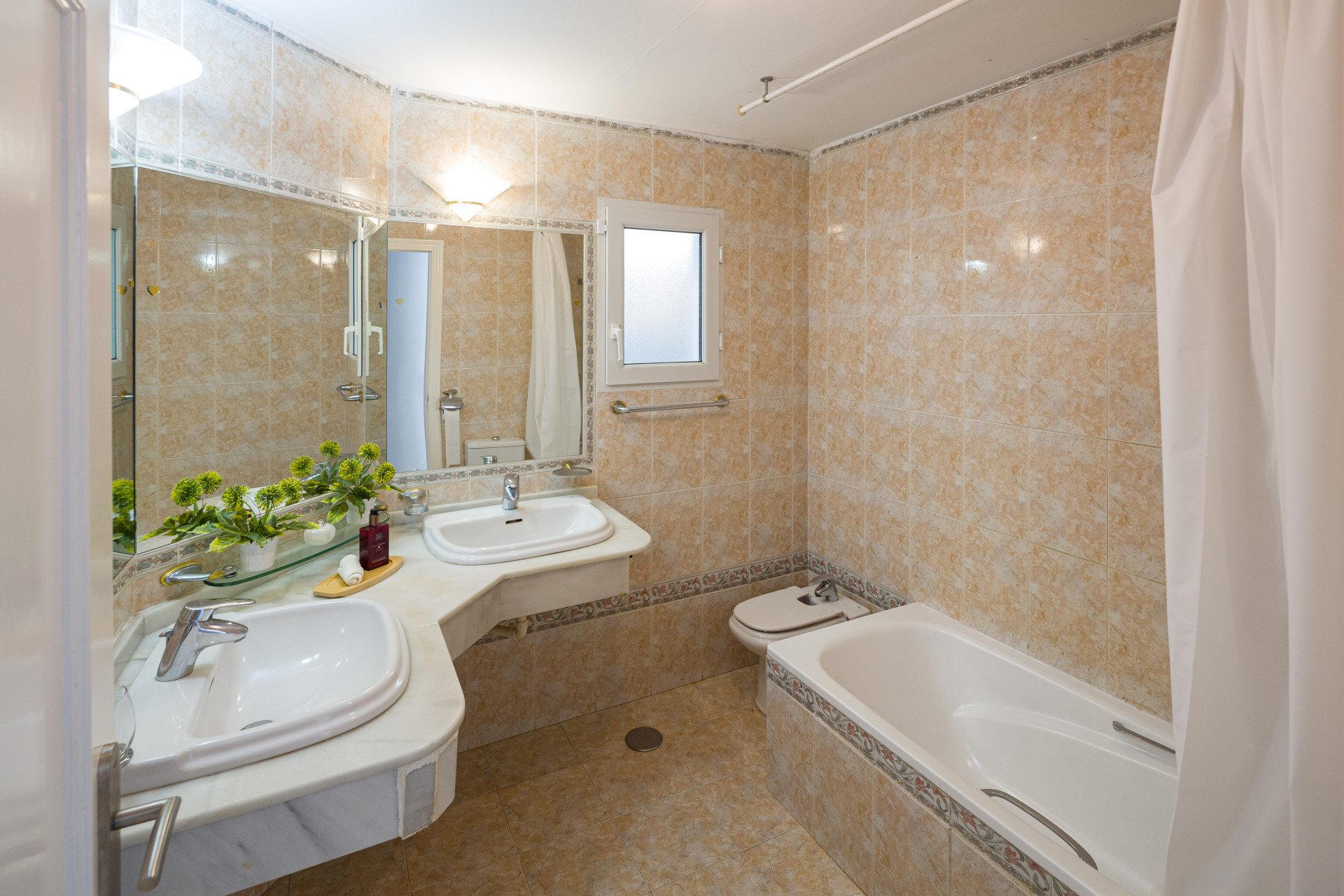 Casa de 3 Dormitorios en venta en Las Chapas, Marbella