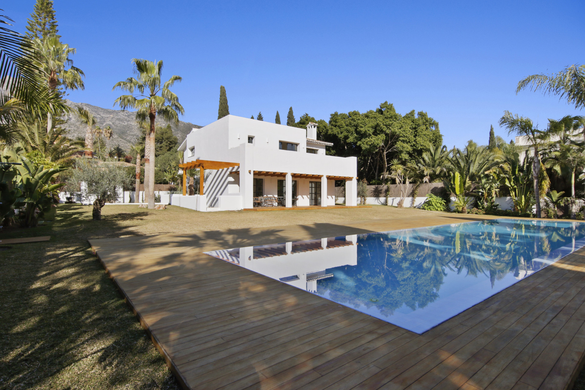 Casa de 5 Dormitorios y 5 Baños en venta en Nagüeles, Marbella