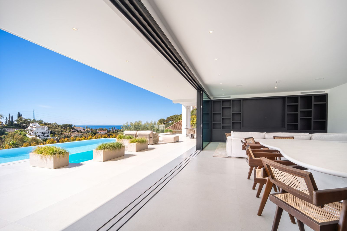 Casa de 5 Dormitorios y 6 Baños en venta en Elviria, Marbella