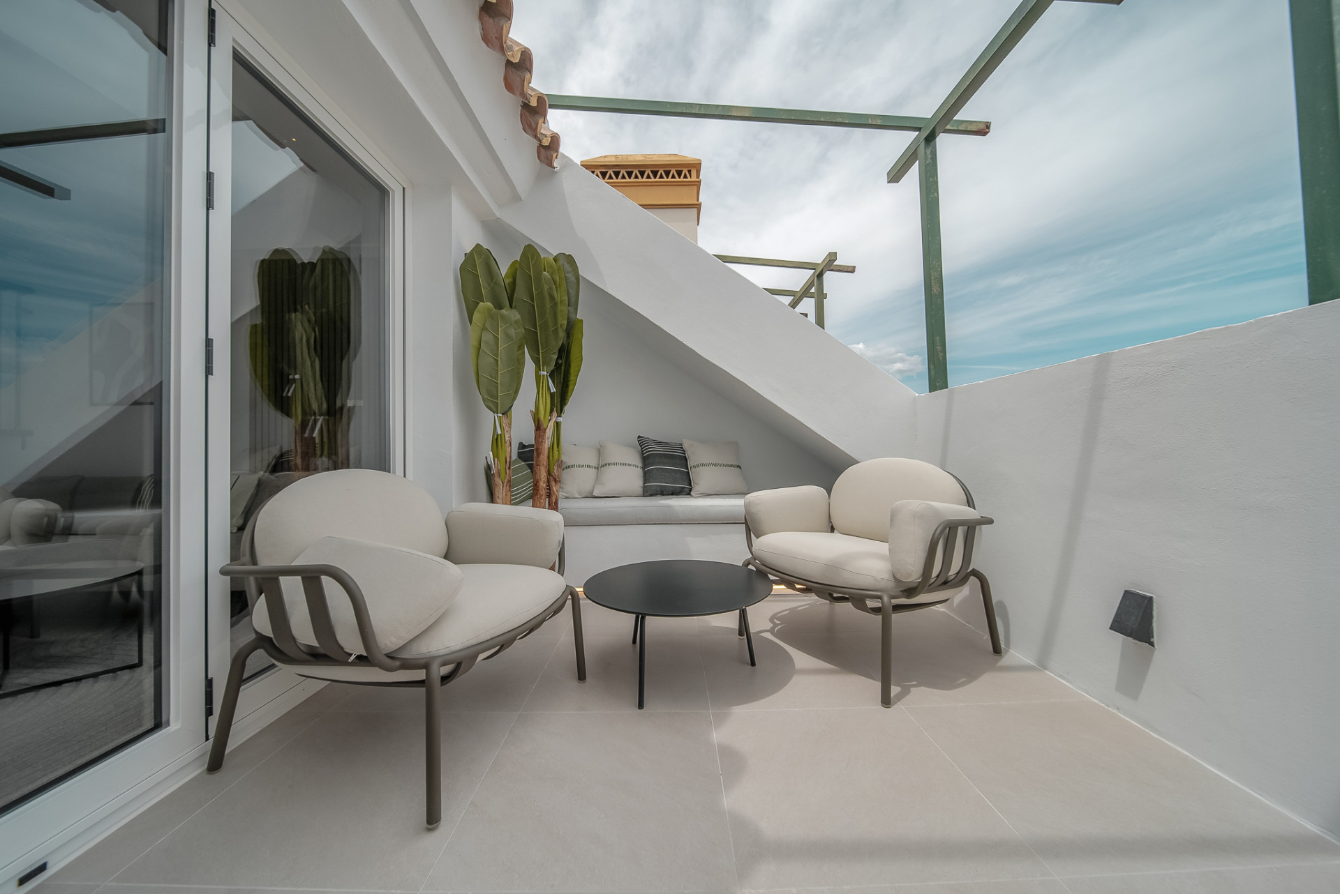 Casa Adosada de 3 Dormitorios y 2 Baños en alquiler en Nueva Andalucía, Marbella