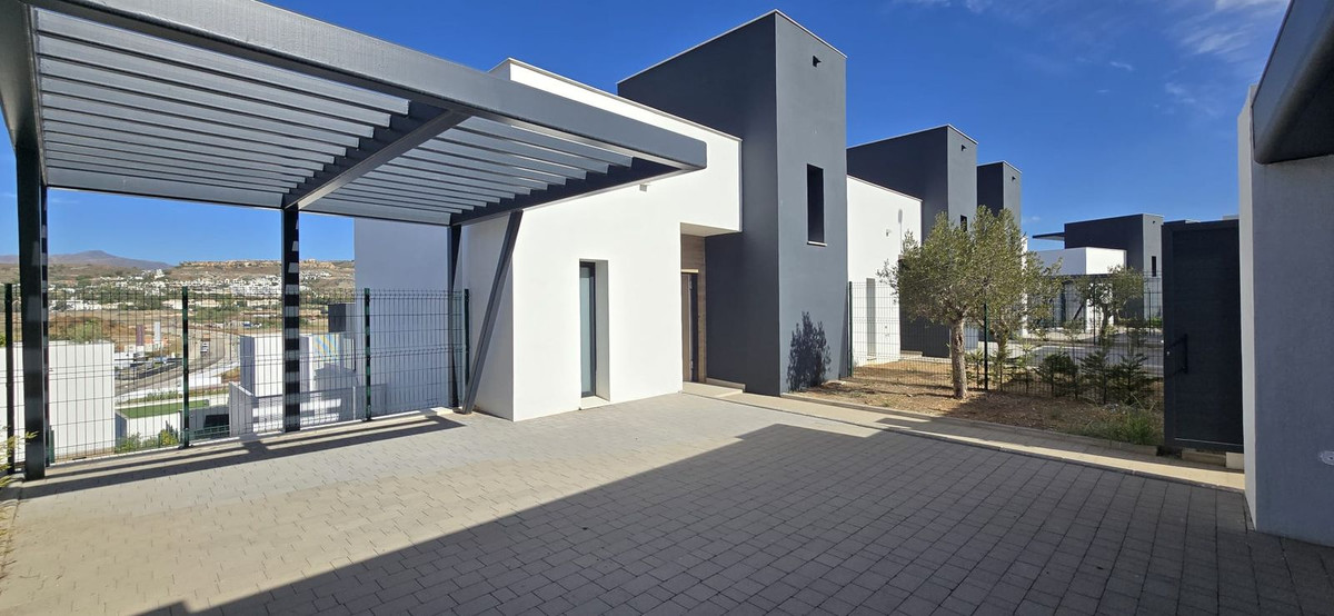 Casa Adosada de 4 Dormitorios en alquiler en Atalaya, Estepona