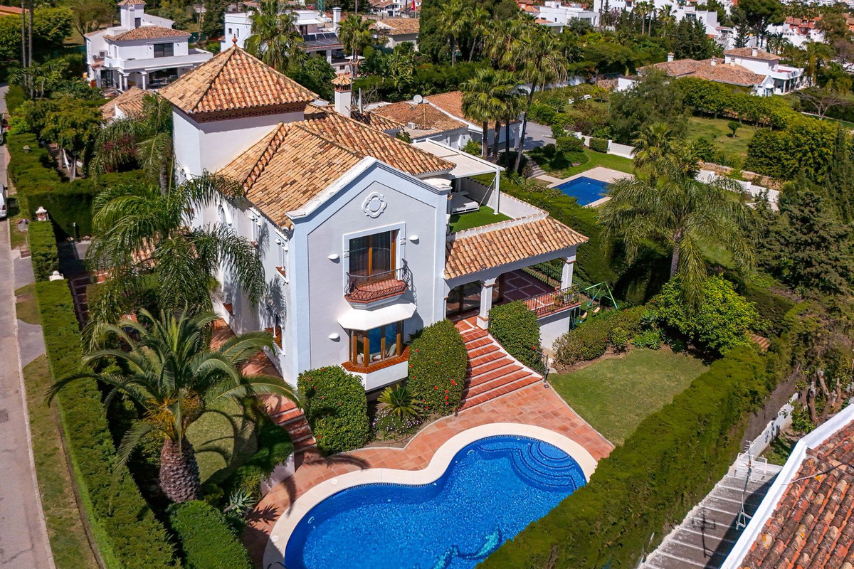 5 спални - Вила за продажба в Atalaya, Estepona