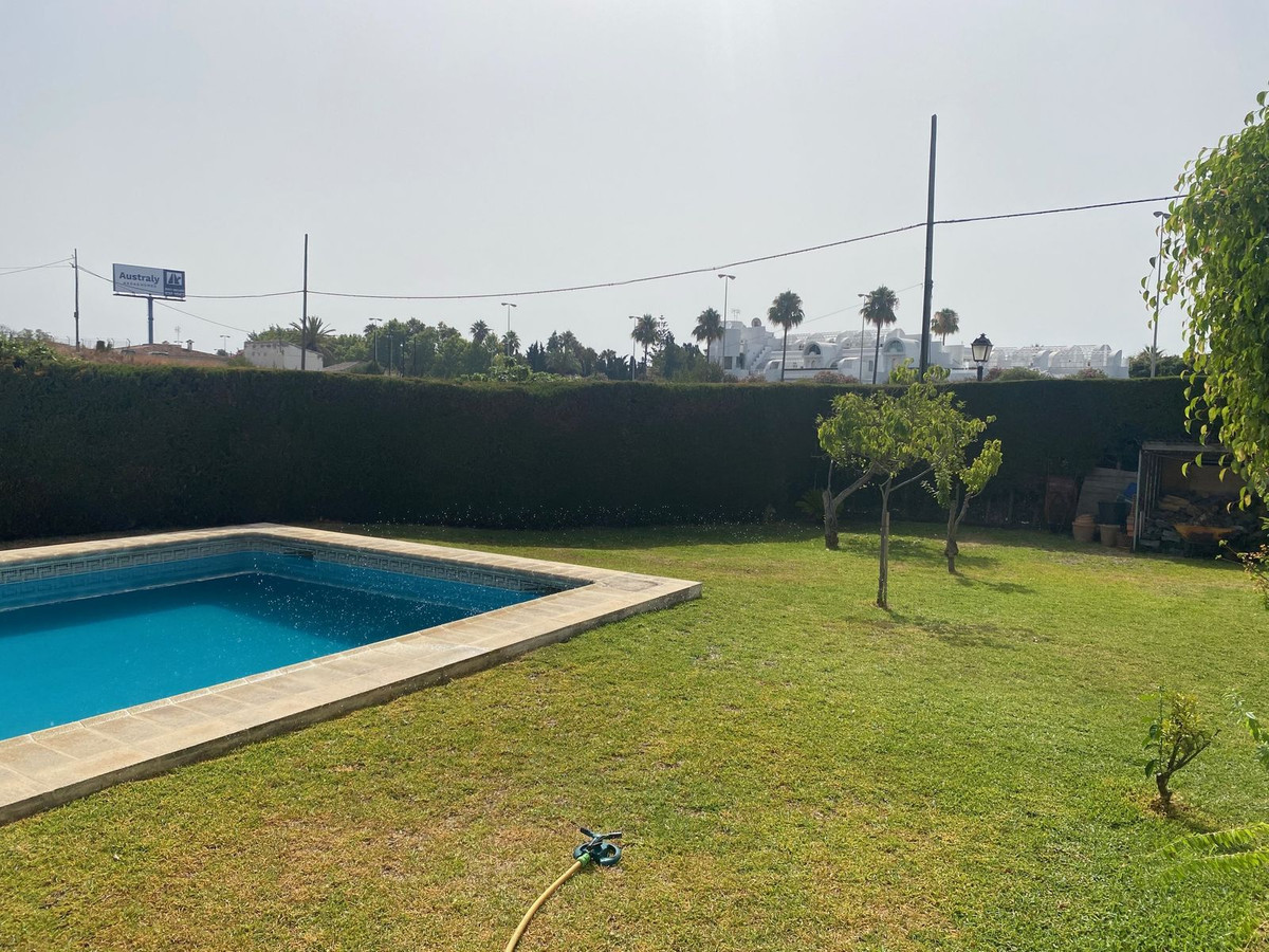 Casa de 5 Dormitorios y 3 Baños en venta en Nueva Milla de Oro, Estepona