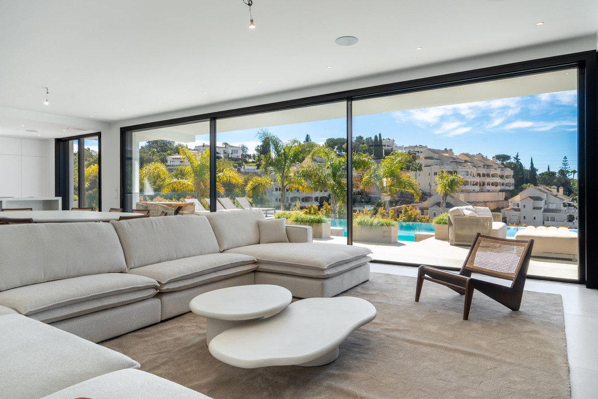 Casa de 5 Dormitorios y 6 Baños en venta en Elviria, Marbella