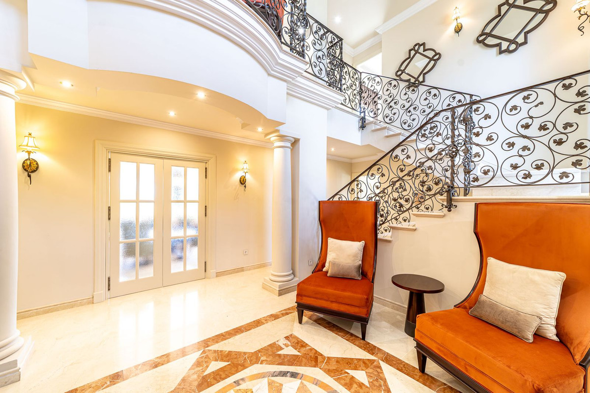 5 спални - Вила за продажба в Atalaya, Estepona