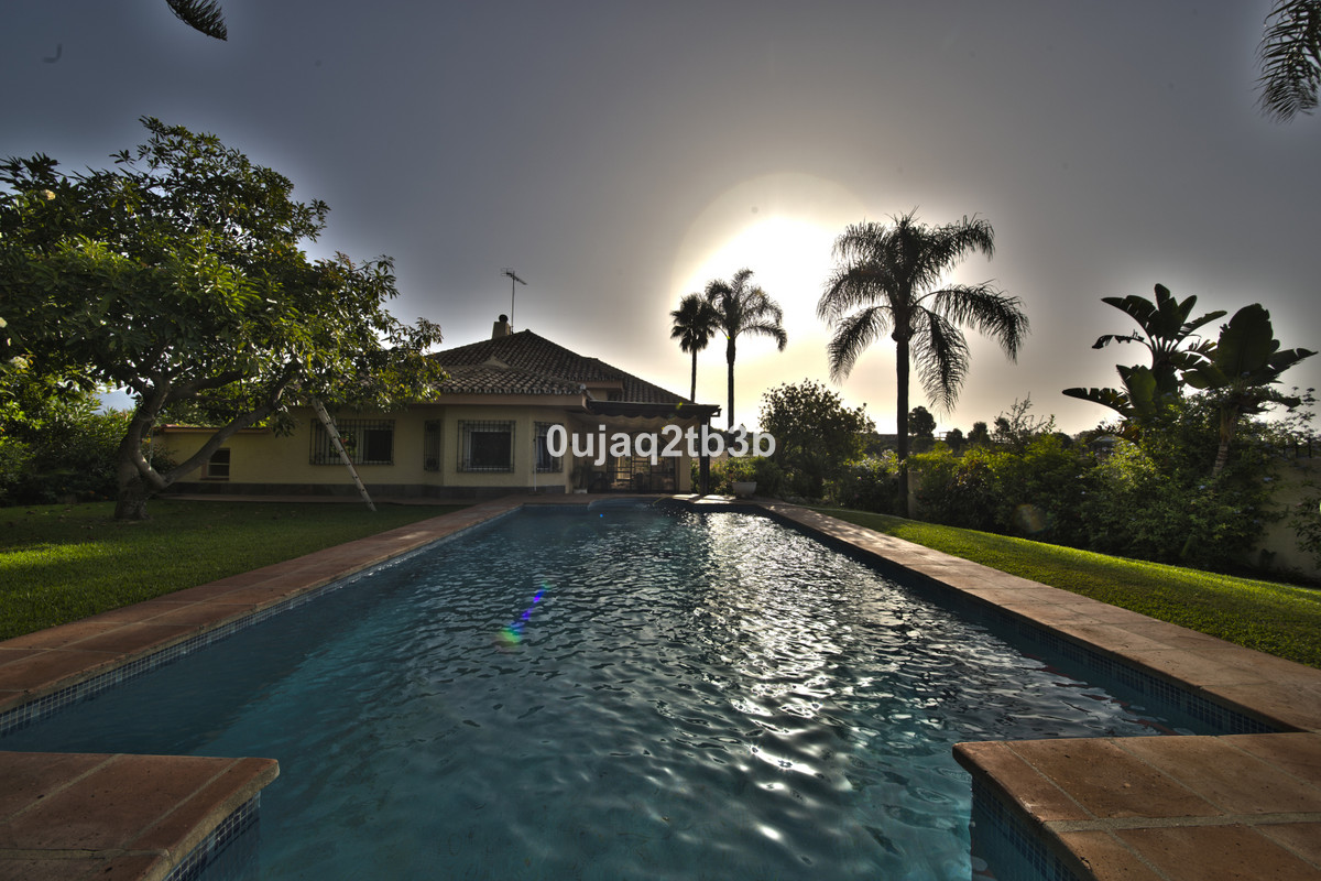 Casa de 5 Dormitorios y 4 Baños en venta en Nueva Milla de Oro, Estepona