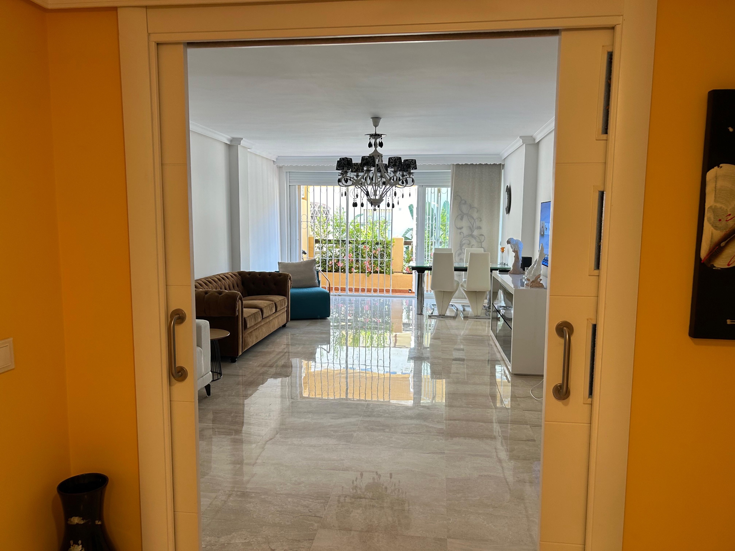 Piso de 2 Dormitorios y 3 Baños en venta en Elviria, Marbella