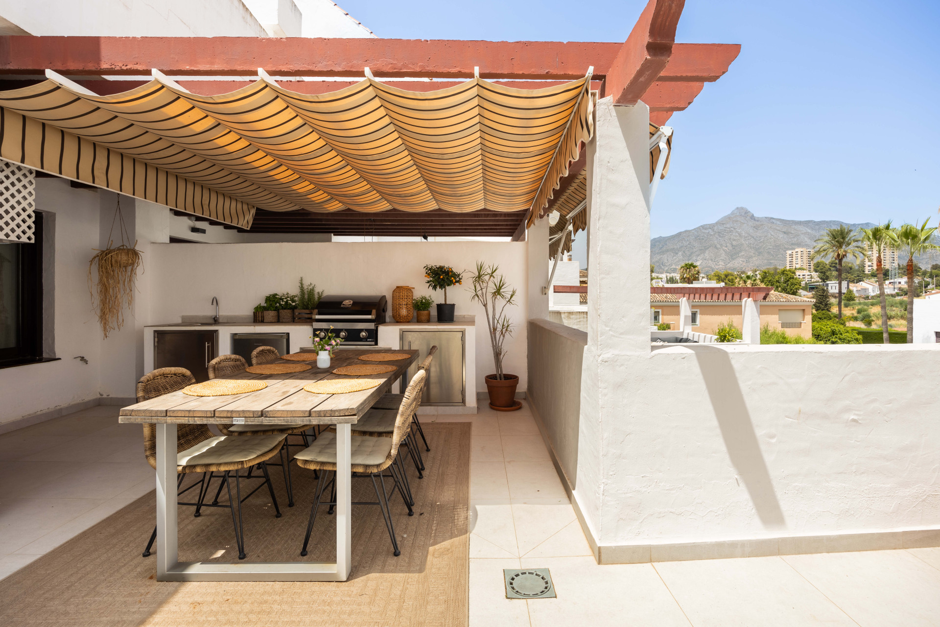 Piso de 3 Dormitorios y 2 Baños en venta en Nueva Andalucía, Marbella