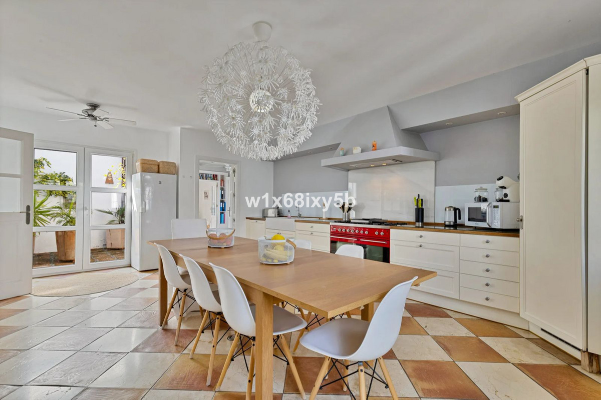 Casa de 5 Dormitorios y 4 Baños en venta en San Pedro de Alcántara