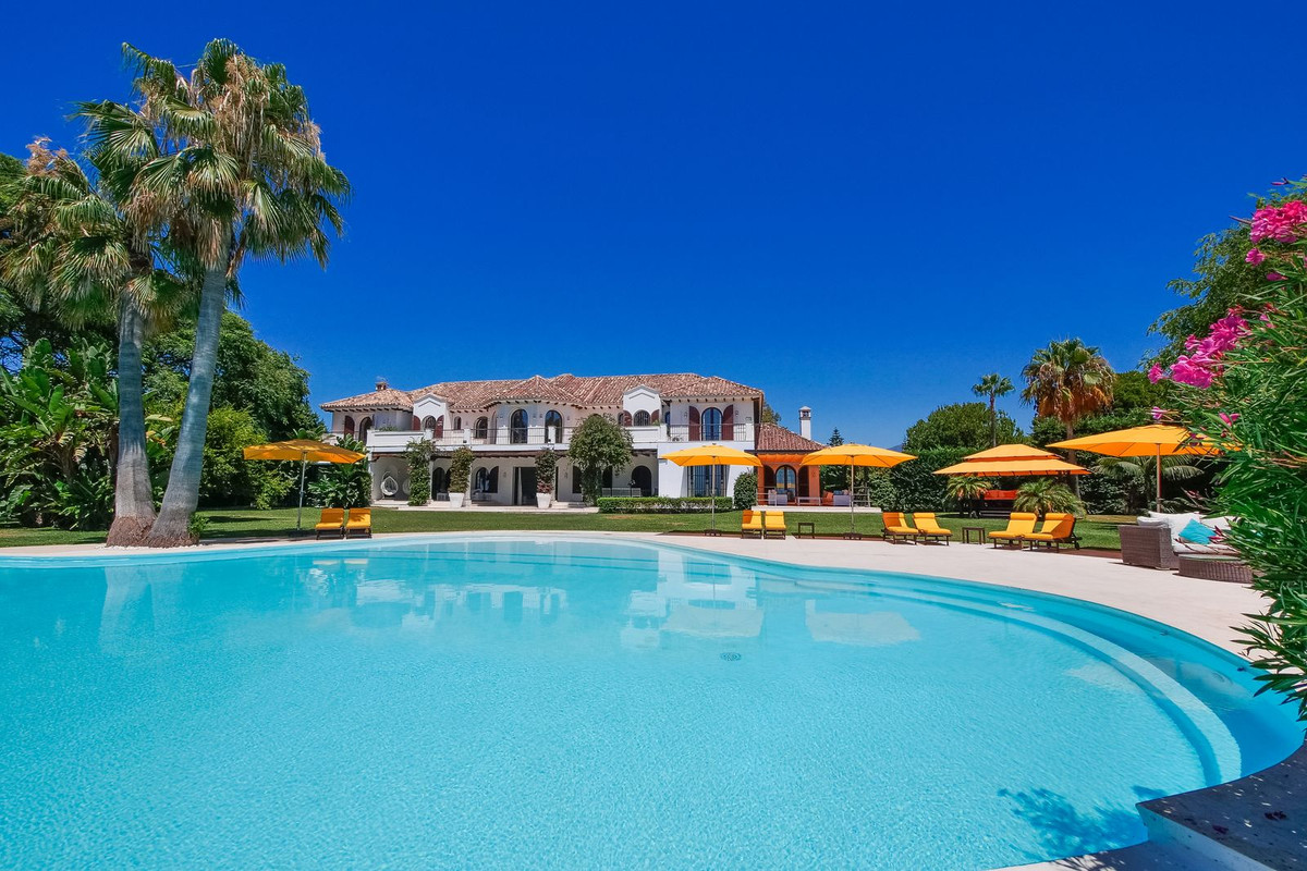 Casa de 10 Dormitorios en venta en Nueva Milla de Oro, Estepona