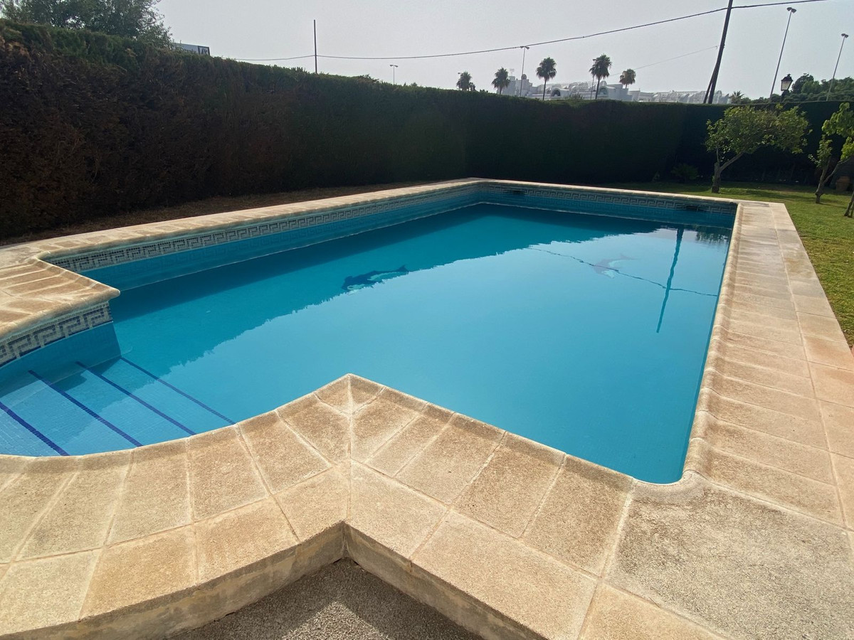 Casa de 5 Dormitorios y 3 Baños en venta en Nueva Milla de Oro, Estepona